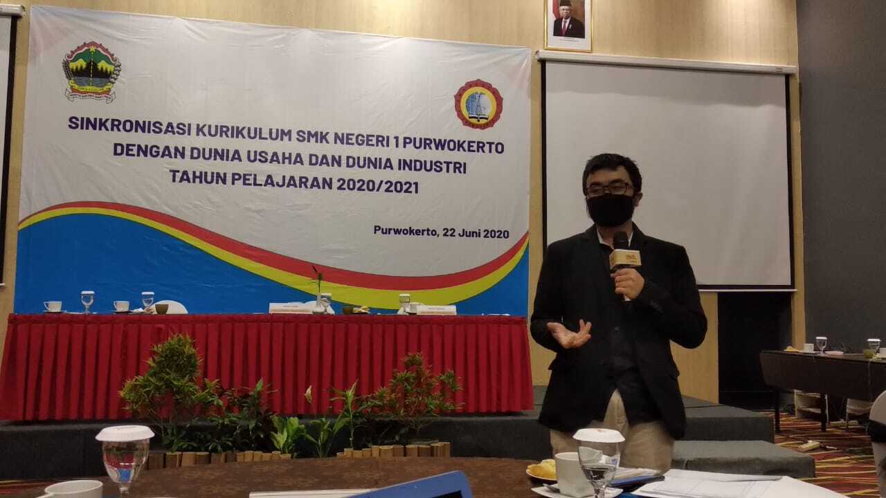 Pri Anton Subardio, founder of Nemolab Nusa Infomedia as a guest speaker at Vocational High School 1 Purwokerto, Central Java, 22 Jun 2020.