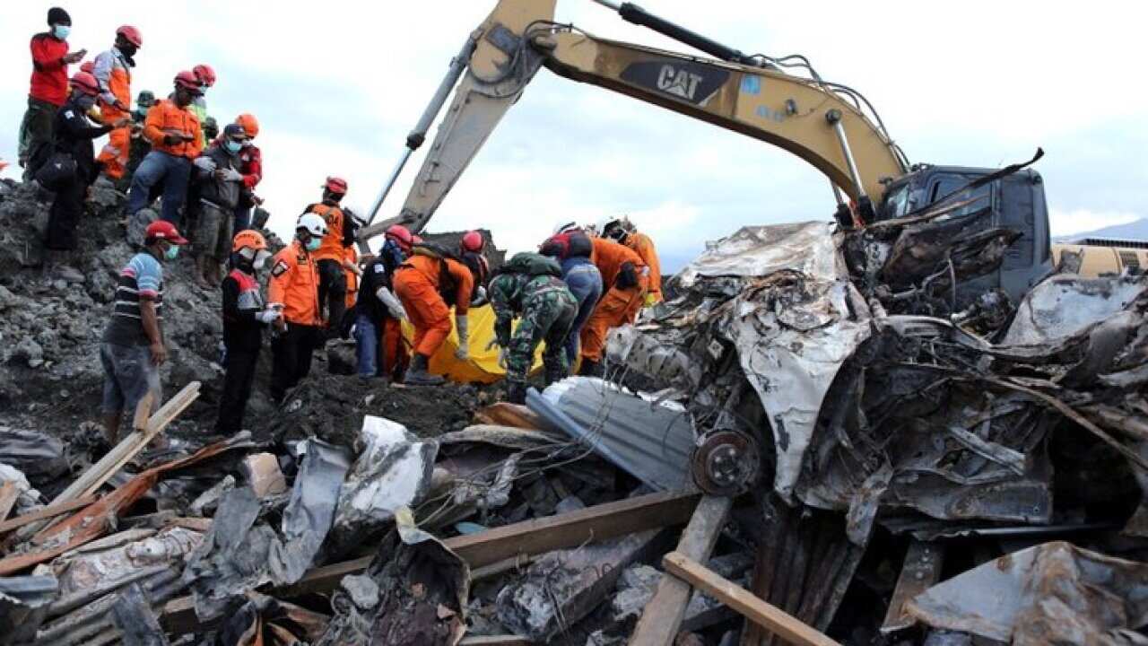 Rescue workers pull a body from the rubble of a destroyed mosque at Balaroa neighborhood hit by the earthquake and liquefaction in Palu (Thomson Reuters)