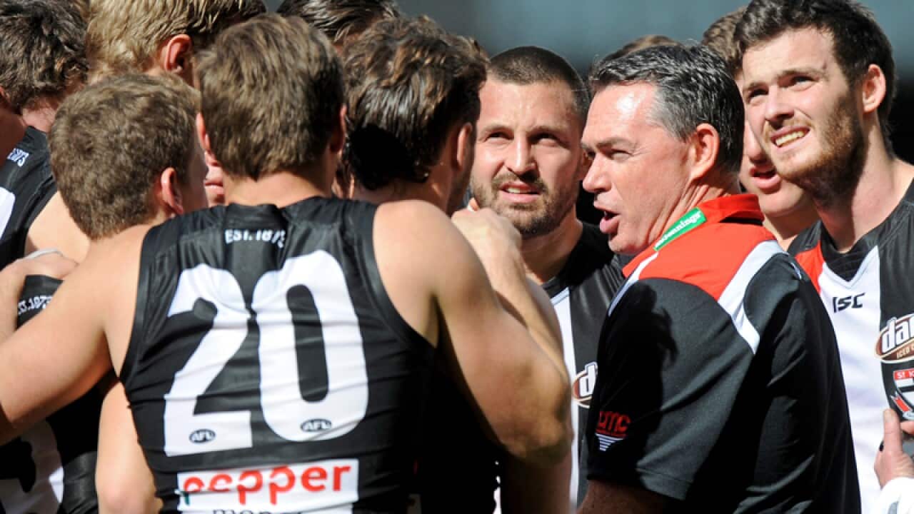 St Kilda coach Alan Richardson chats to his team at the break,