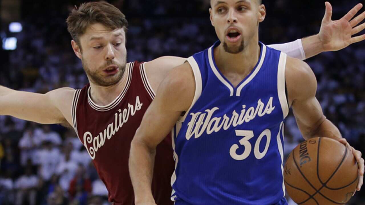 Warriors' Stephen Curry (R) and Cavaliers' Matthew Dellavedova