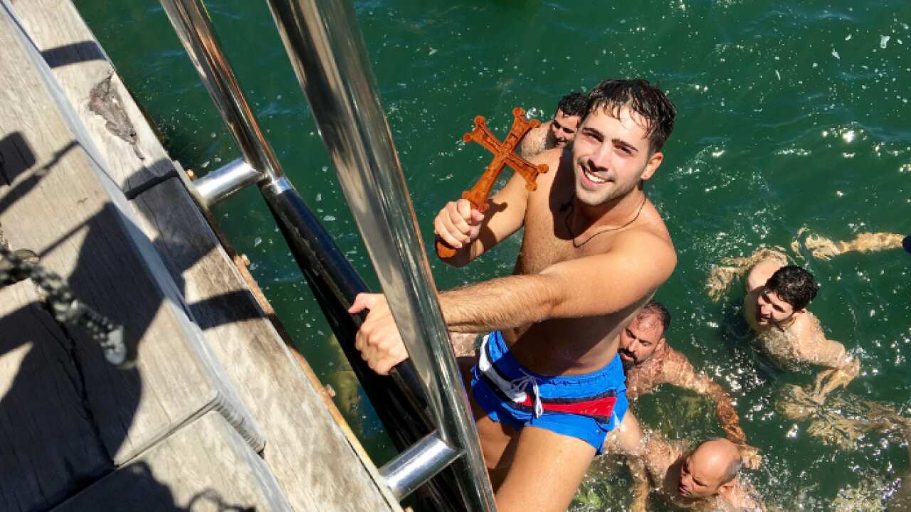 O Νικόλαος Χατζηδημητρίου έπιασε το σταυρό