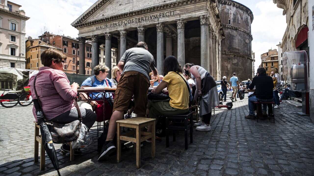 Turisti a piazza del Pantheon, a Roma