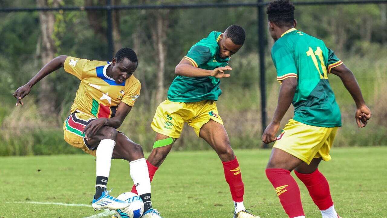 Wachezaji wa timu ya Jamhuri ya Congo, wamkaba mchezaji wa Sudan Kusini katika mechi ya kombe la Afrika la Sydney, Australia.jpg