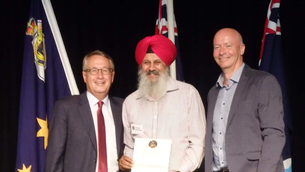 Gurjeet Singh receiving the Lilley Award from former Depute PM Wayne Swann