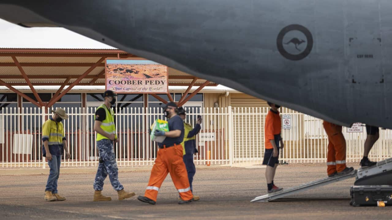 A plane drops off food supplies at Coober Pedy (AAP)
