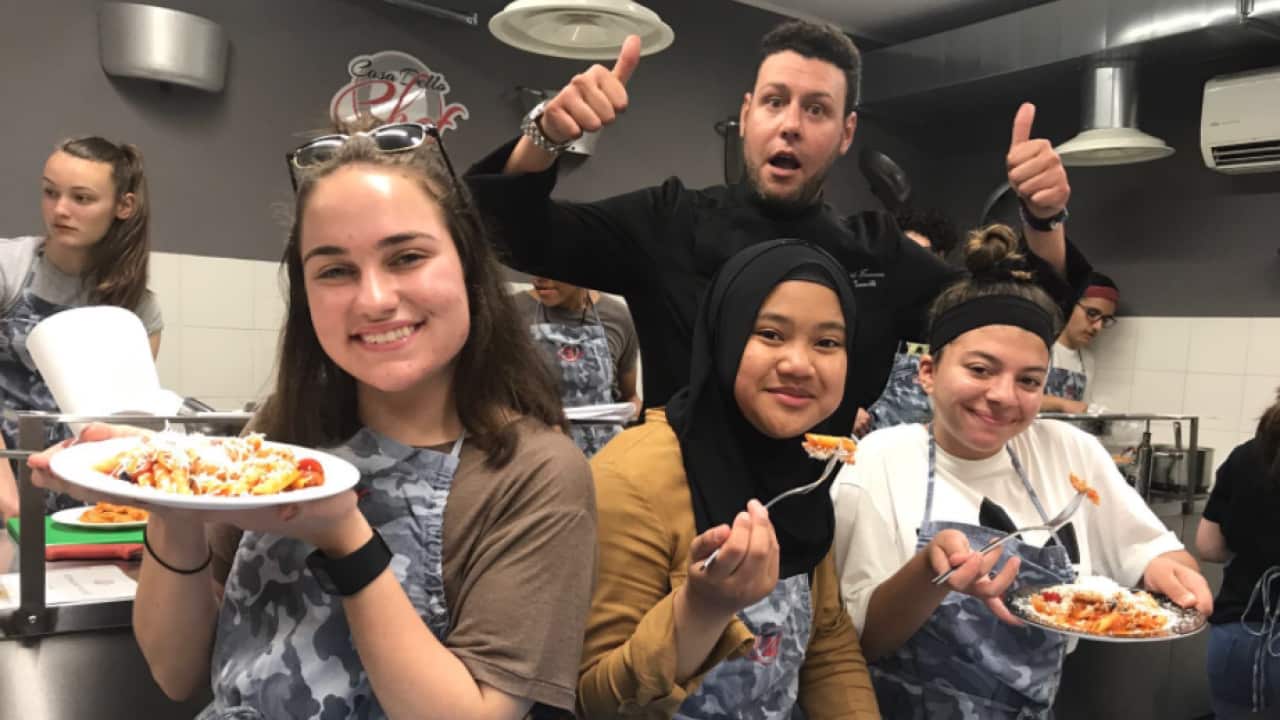 Nina Zepcan (prima a sinistra) assieme ad alcune compagne del Gladstone Park secondary college di Melbourne