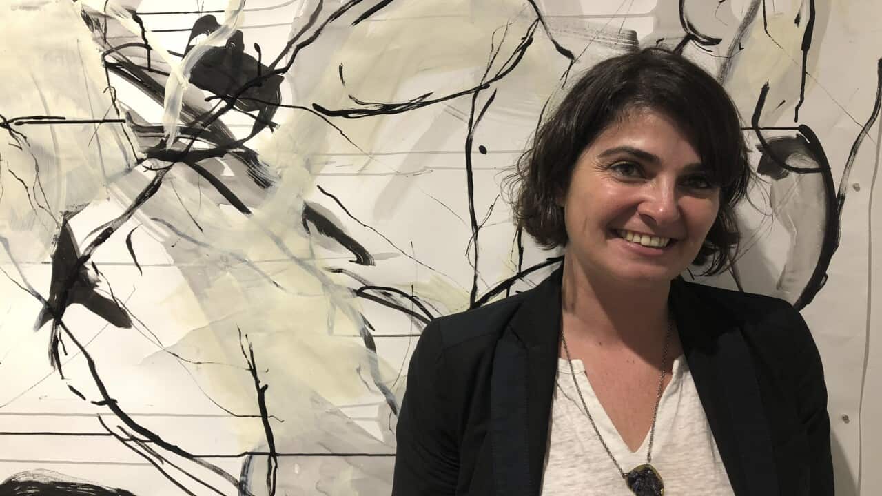 Aude Parichot devant une grande oeuvre murale