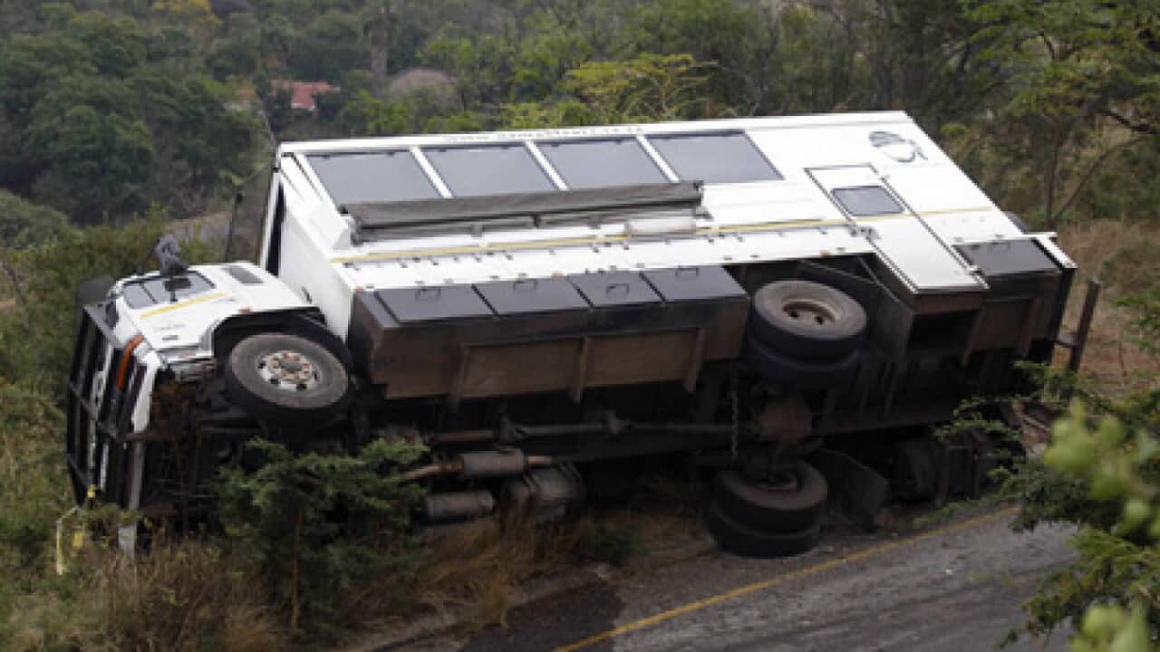 south_africa_crash_110610_aap_b_579815814