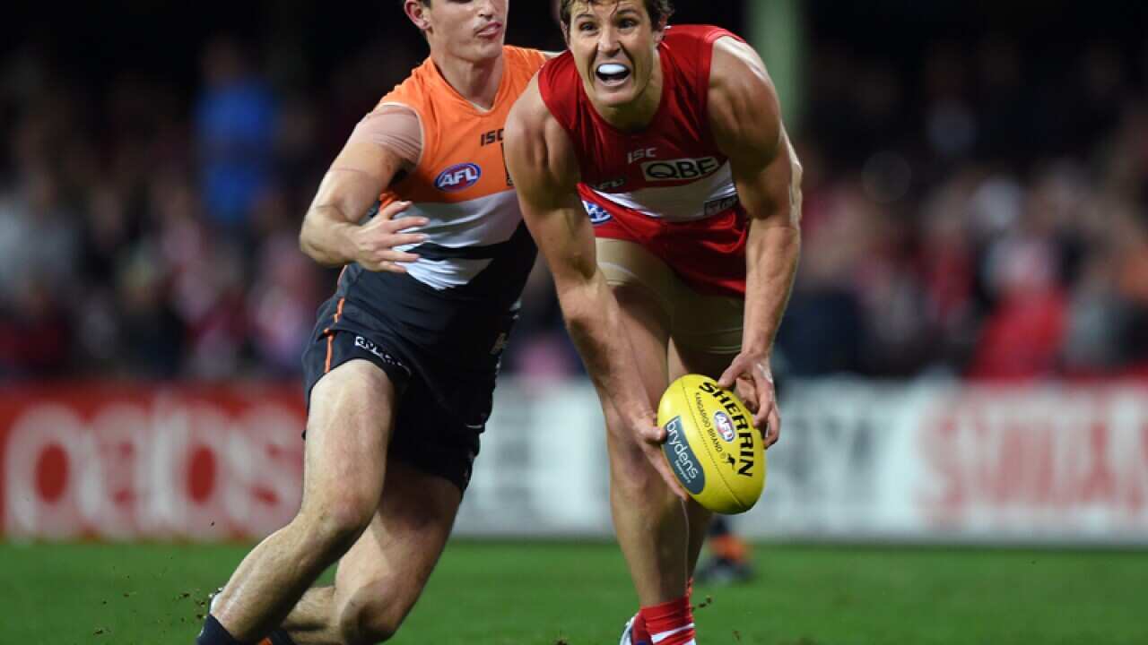 Kurt Tippett passes the ball.