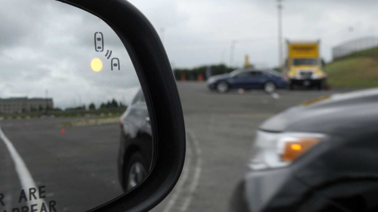 A side mirror warning signal in a car