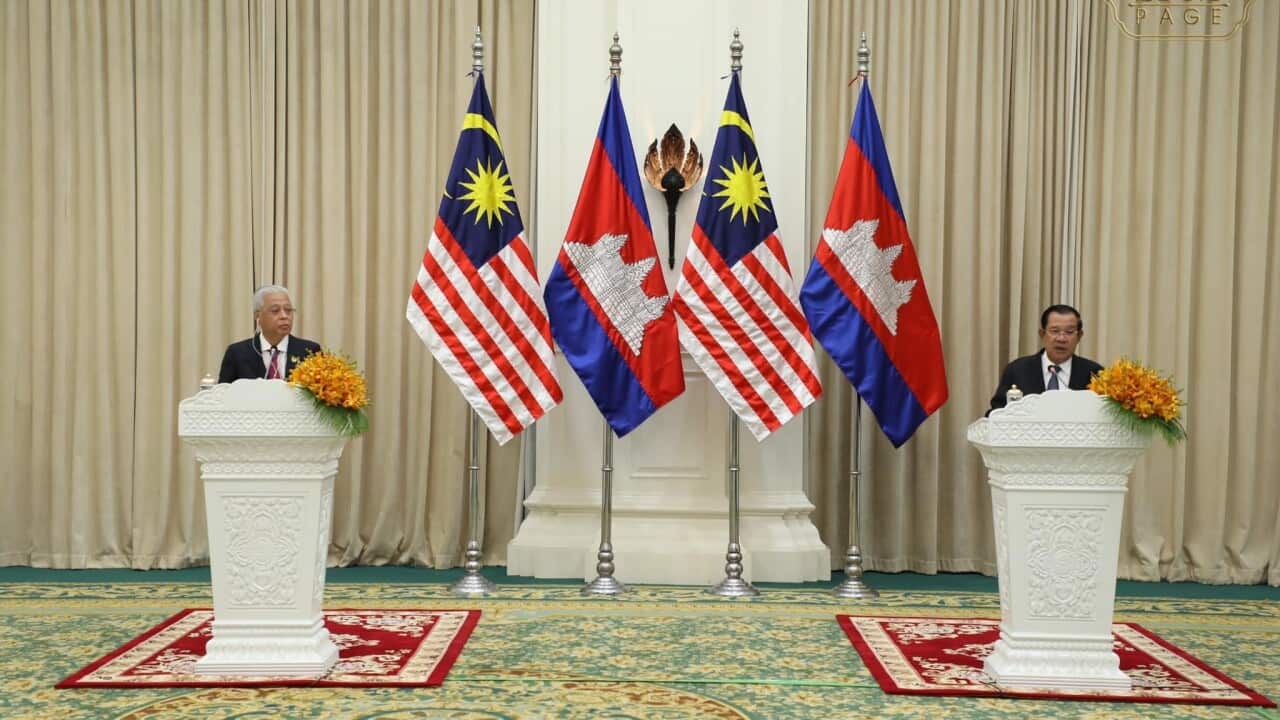 Malaysian PM (L) meets with Cambodian PM (R) in Phnom Penh