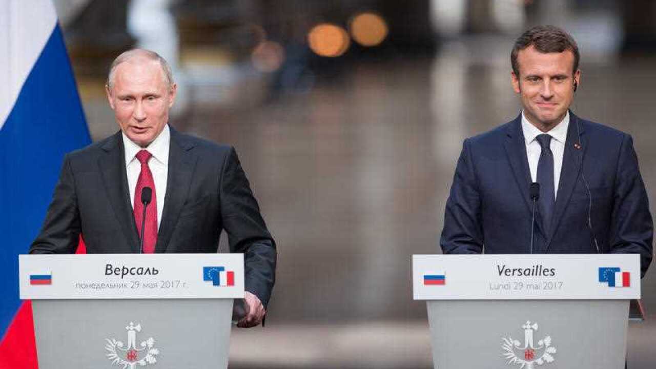 Russian President Vladimir Putin (L) and French President Emmanuel Macron