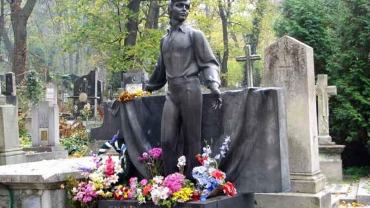Monument of Volodymyr Ivasiuk. Credit Postup, Lviv.jpg