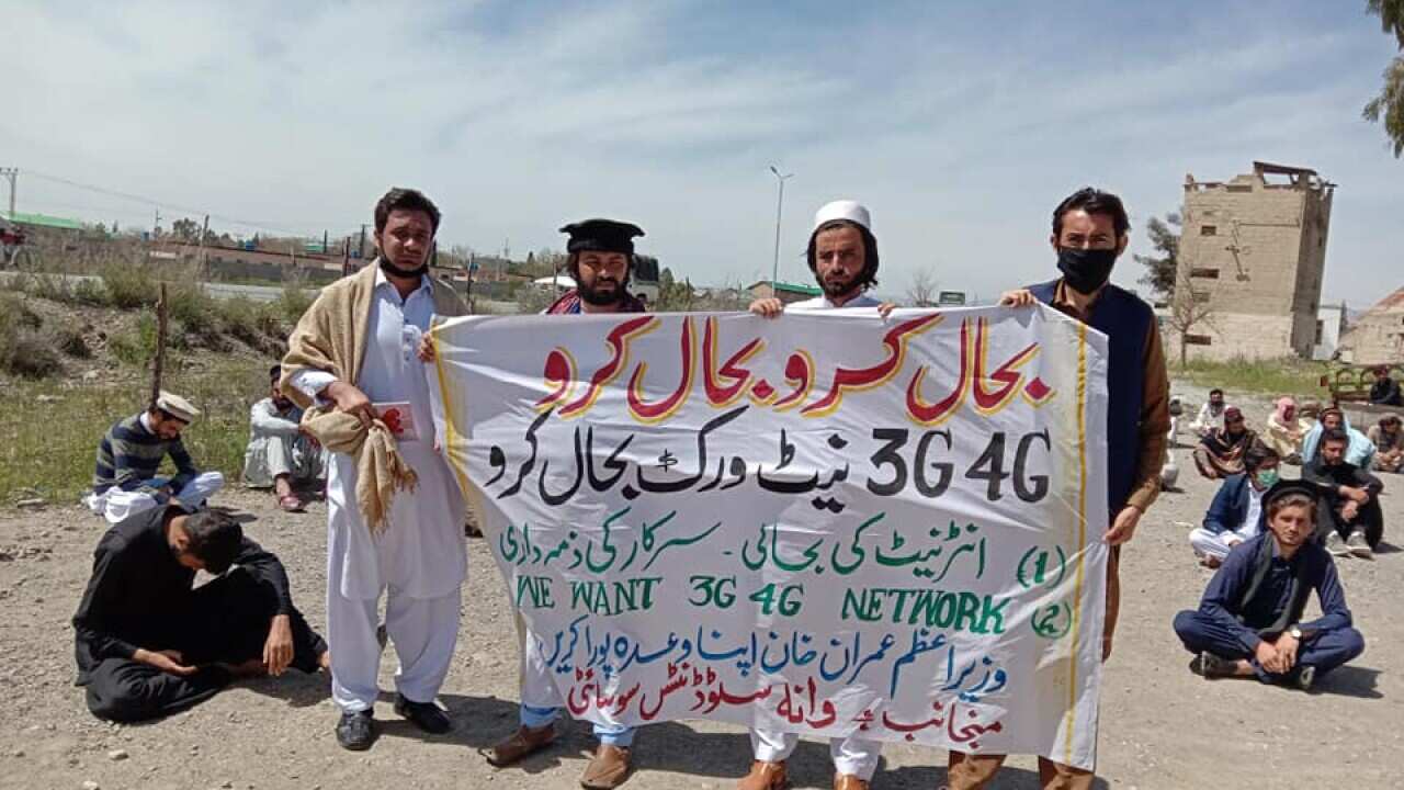 Pakistani students protest for internet access