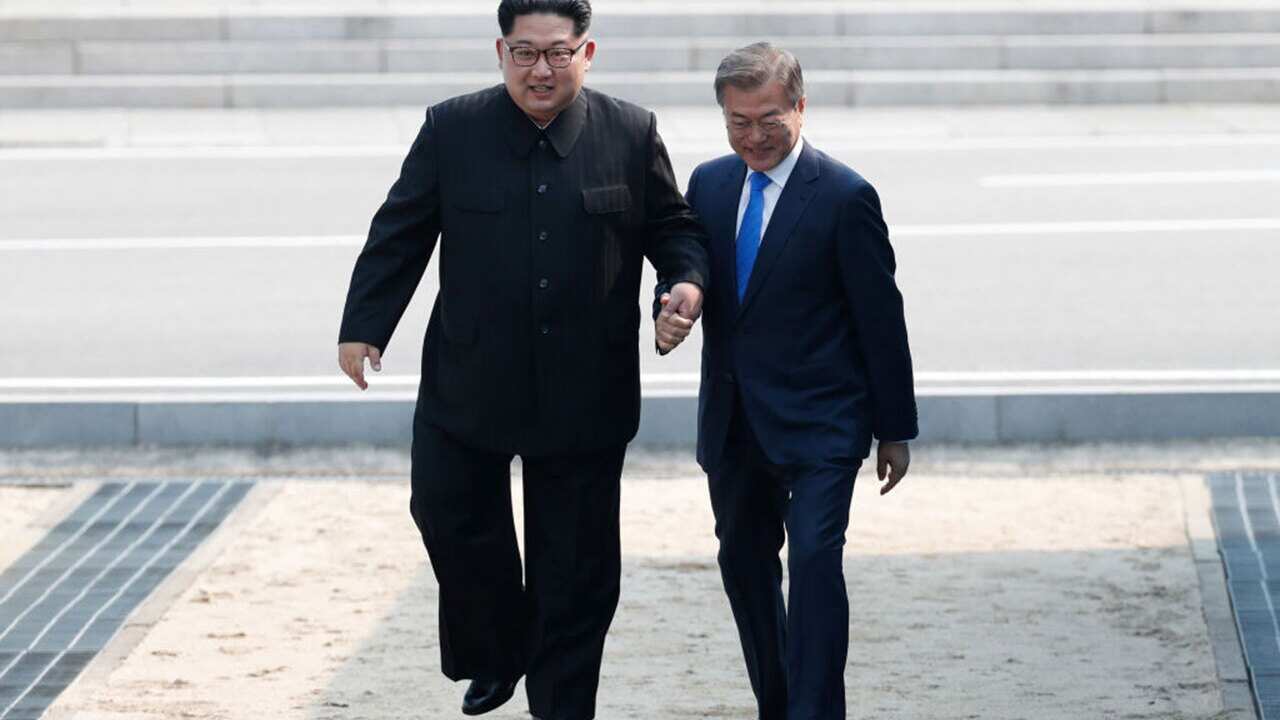 North Korean leader Kim Jong Un (L) and South Korean President Moon Jae-in (R).
