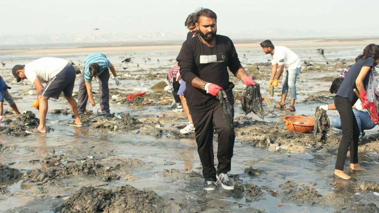 Mumbai youth cleaning Dadar beach