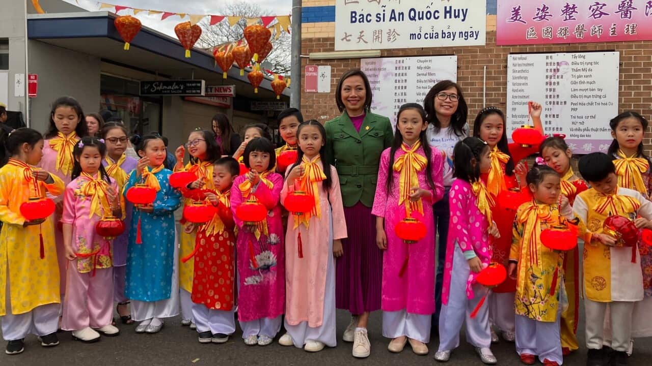 Dân biểu Đài Lê chụp hình cùng các em thiếu nhi tại lễ hội Trung thu Cabramatta 2022.