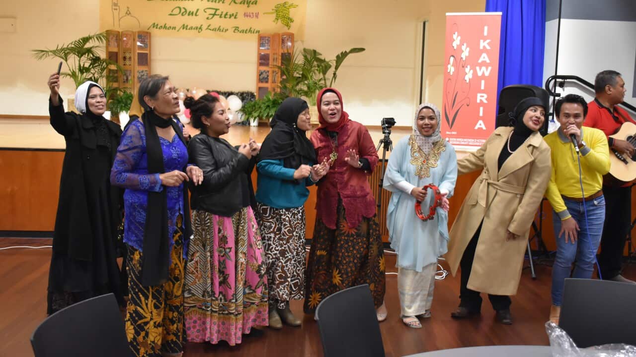Nika Suwarsih (third from right) singing at the IKAWIRIA Halal bi Halal 2022.