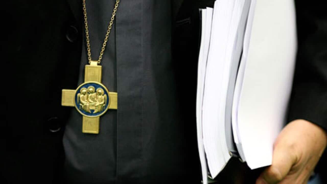 catholic_priest_necklace_091127_ap_309325732