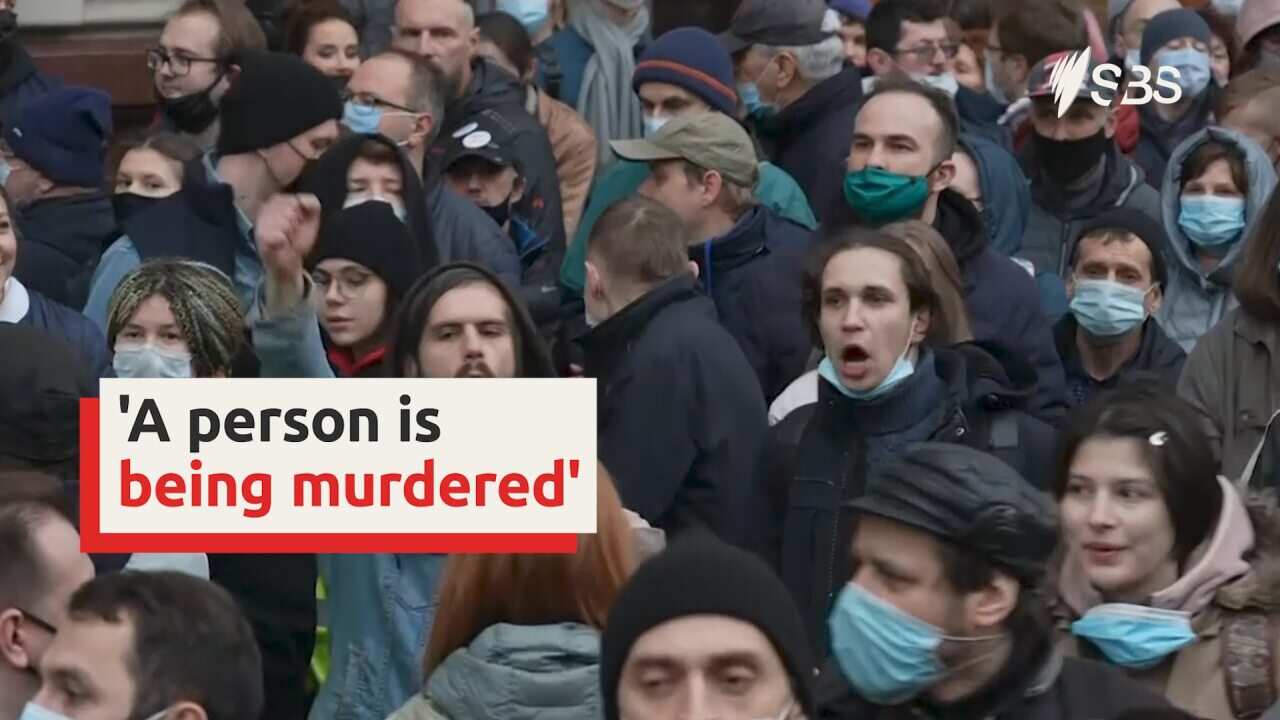 Thousands of Russians rally for Alexei Navalny's release.