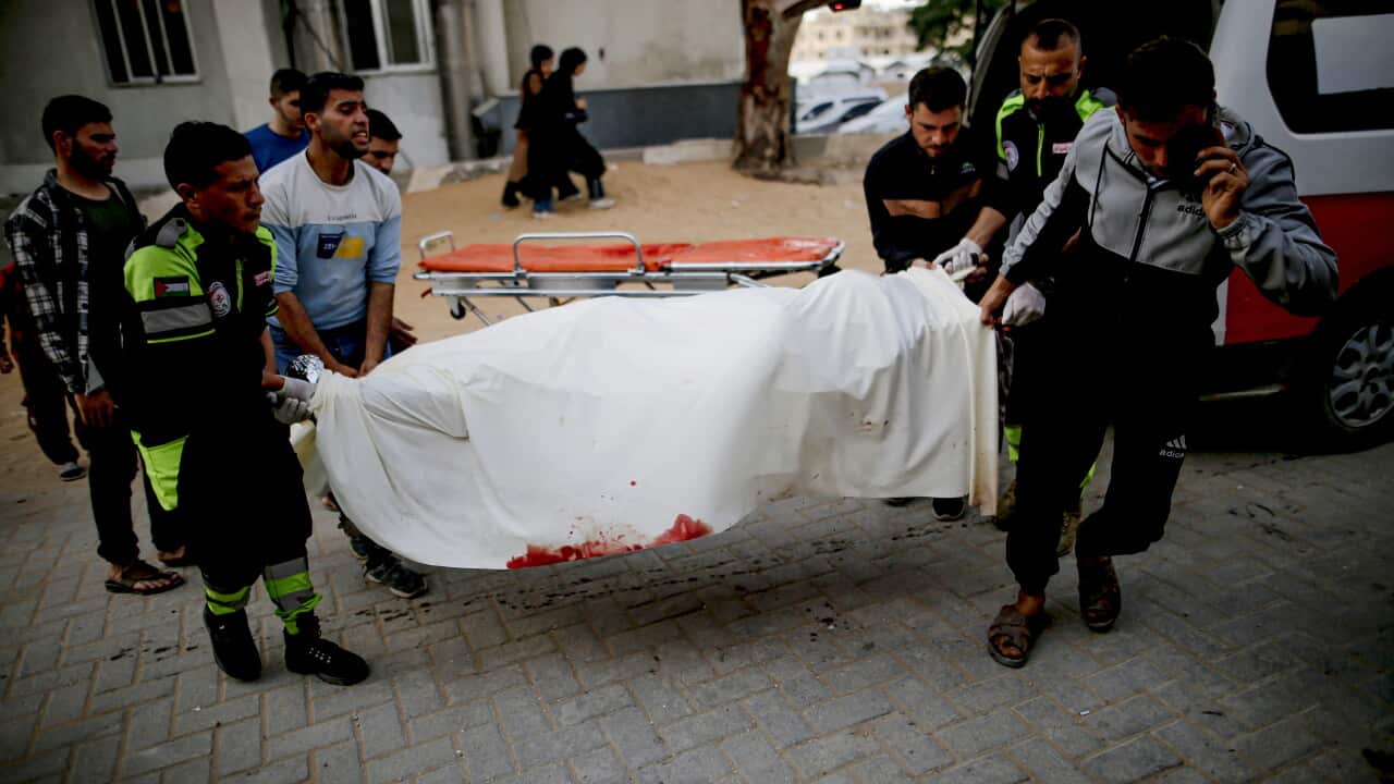 Personale medico trasporta il corpo di un uomo dopo gli attacchi a Gaza.