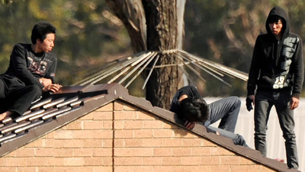 villawood_chinese_protest_roof_100922_B_getty_56578296