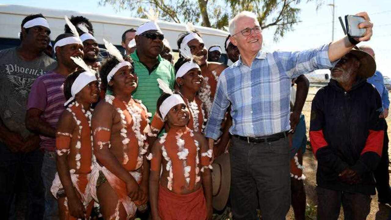 Waziri Mkuu Malcolm Turnbull akutana na kundi la densi la jamii ya watu wa kwanza wa Australia baada yakuwasili katika uwanjwa wa ndege wa Tennant Creek katika wilaya ya kaskazini