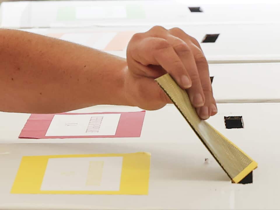 Italians vote on citizenship and job protections