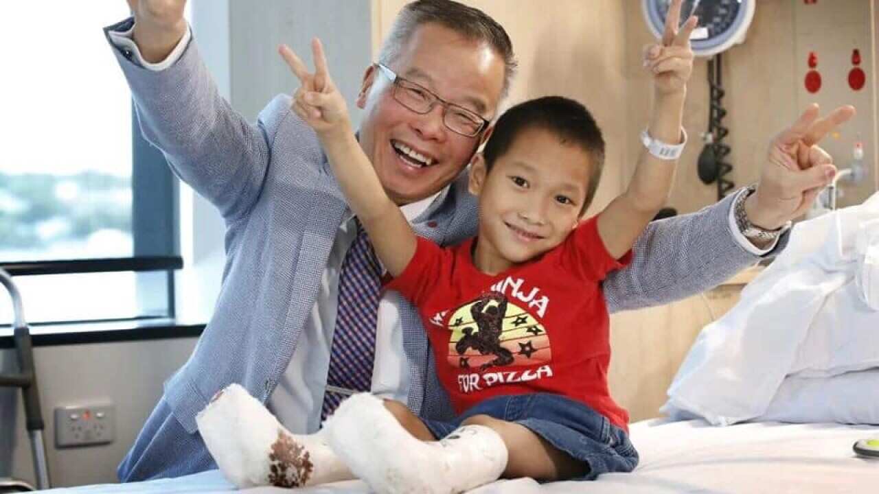 Bác sĩ Tôn Trần và cậu bé Lù Văn Chiến.