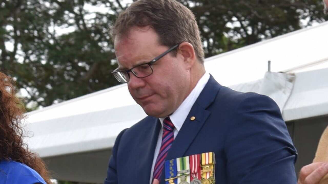 Mbunge wa chama cha Labor Luke Gosling akiwa na medali zake kutoka jeshi la Australia
