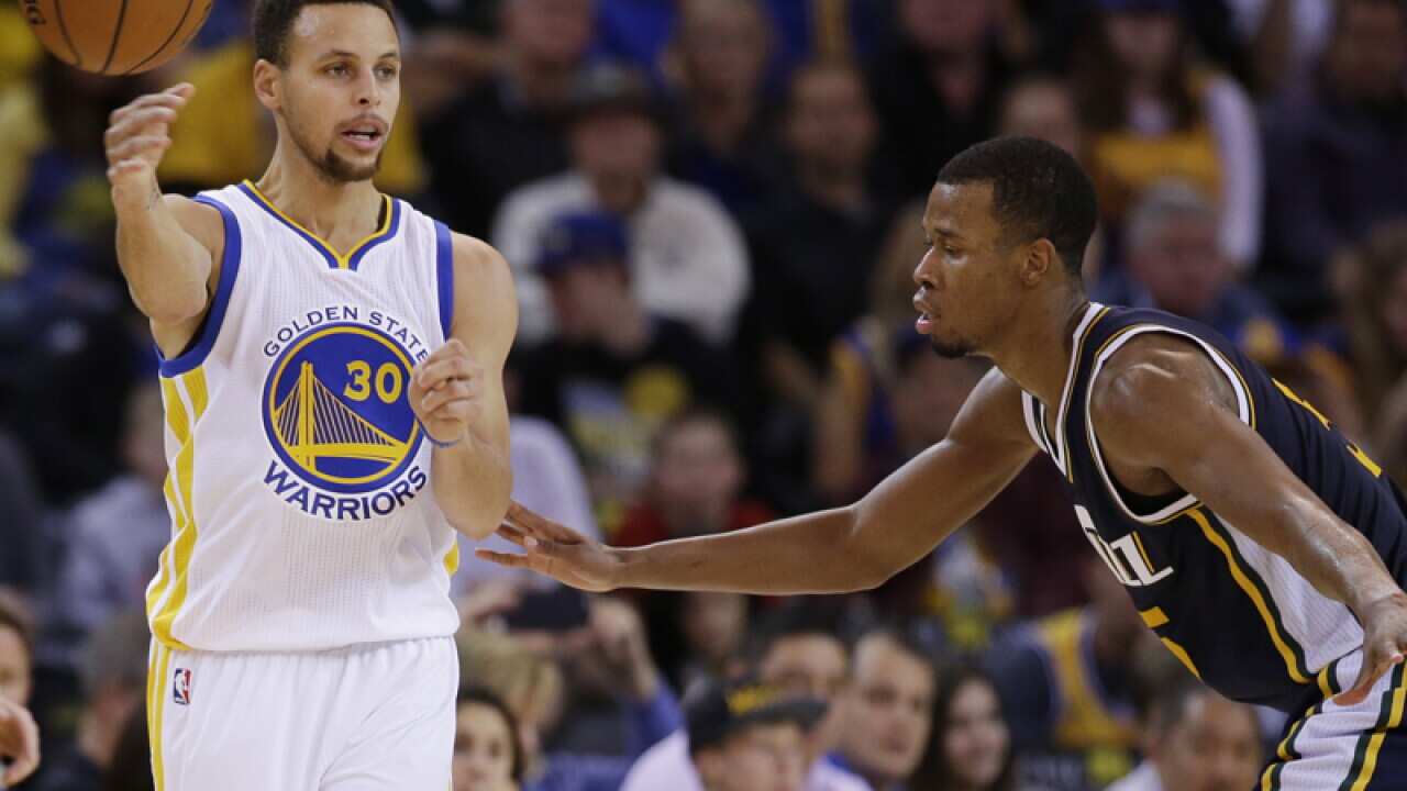 Golden State's Stephen Curry (L)