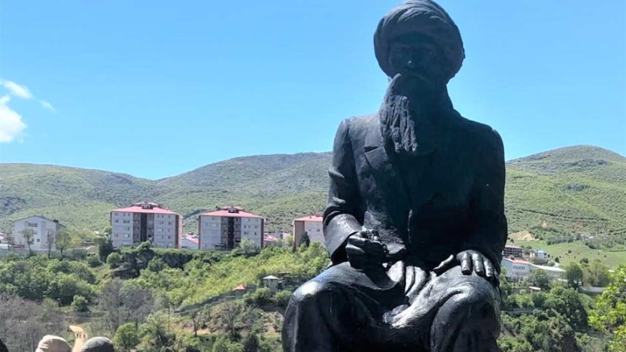Seyid Riza statue.png