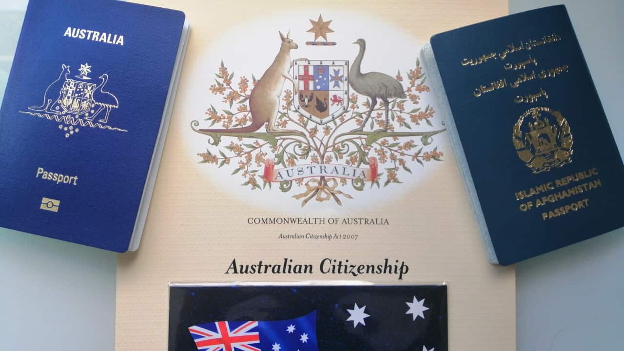 پاسپورتهای افغانستان و آسترالیا به همراه یک گواهینامه شهروندی آسترالیا