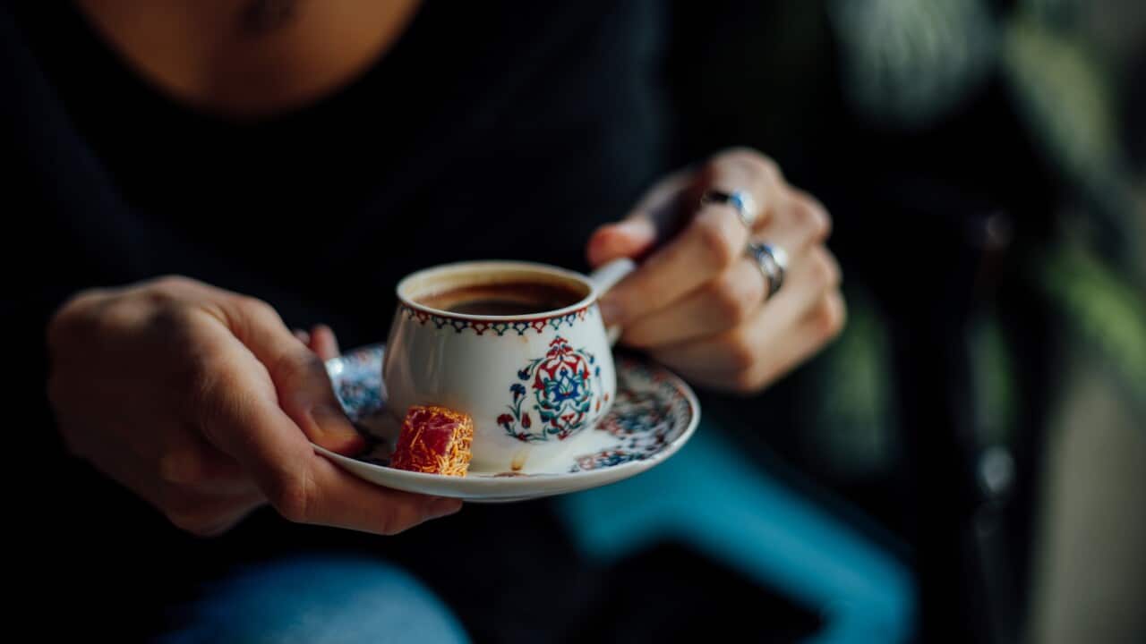 Türk kahvesi içen bir kadın