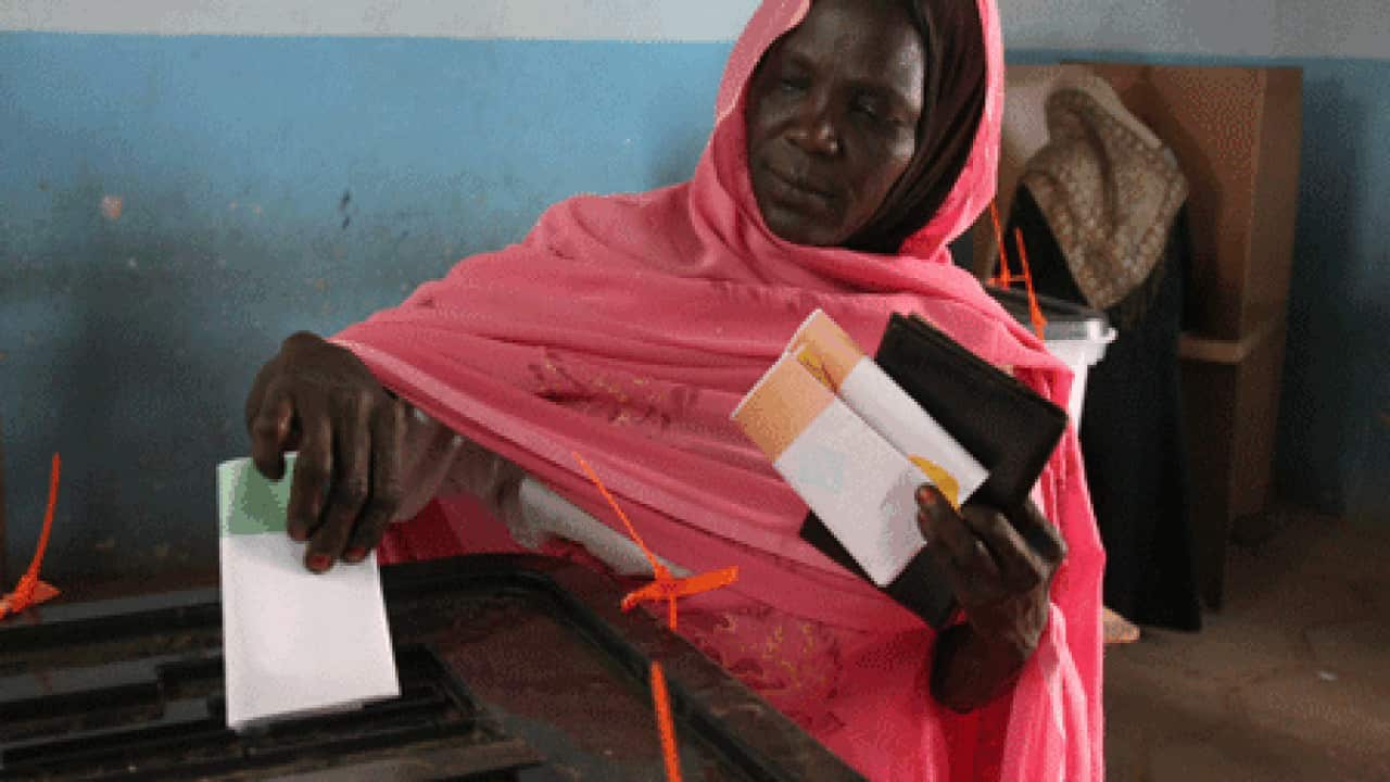 sudan_elex_100412_B_EPA_2018362609