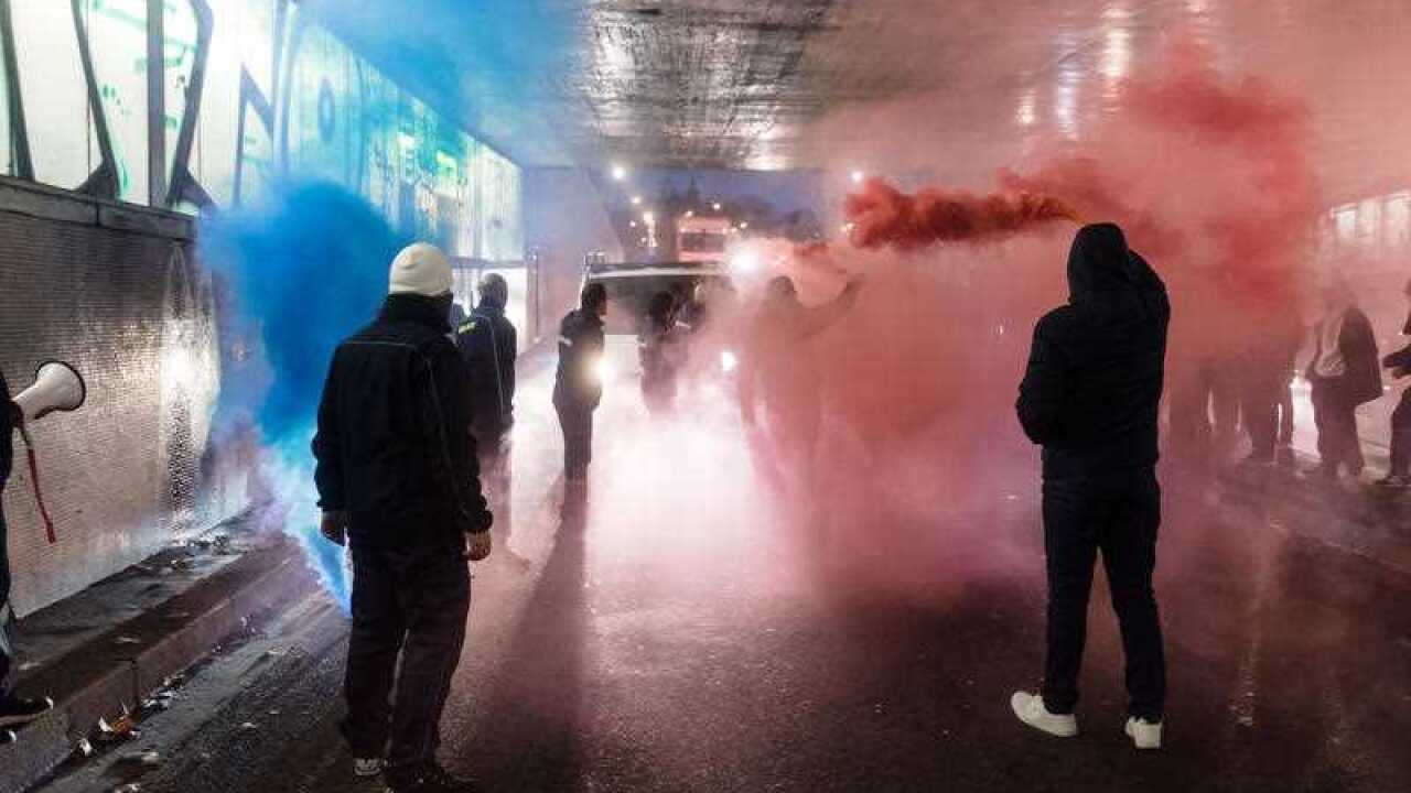 Several hundred ambulance drivers blocked the Place de la Concorde and the Concorde Bridge this Monday morning from 6am to protest against Article 80 of the Health Act.