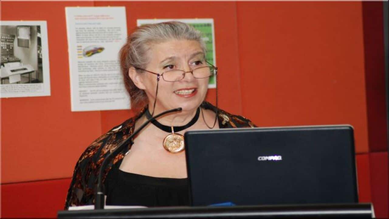 Др. Мария Стайкова по врме на откриването на изложбата за Джон Атанасов в Канбера