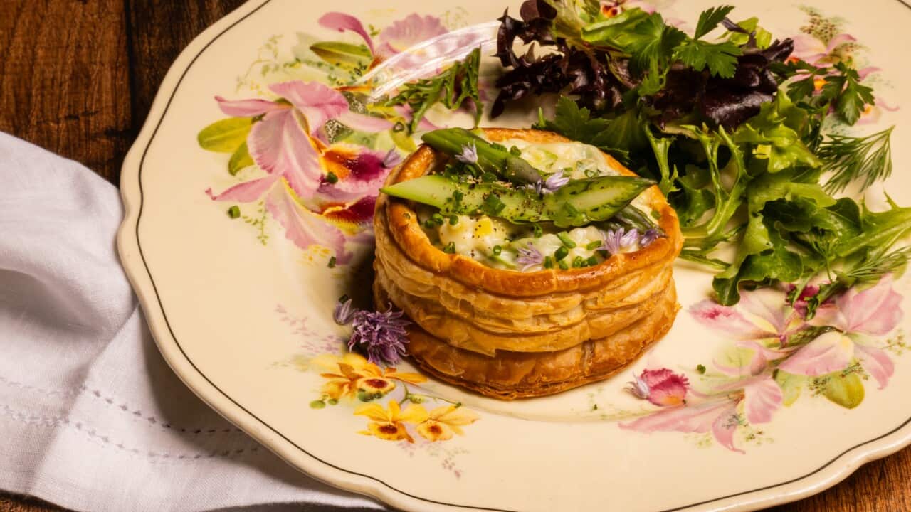Vol au vents with asparagus and smoked cheese