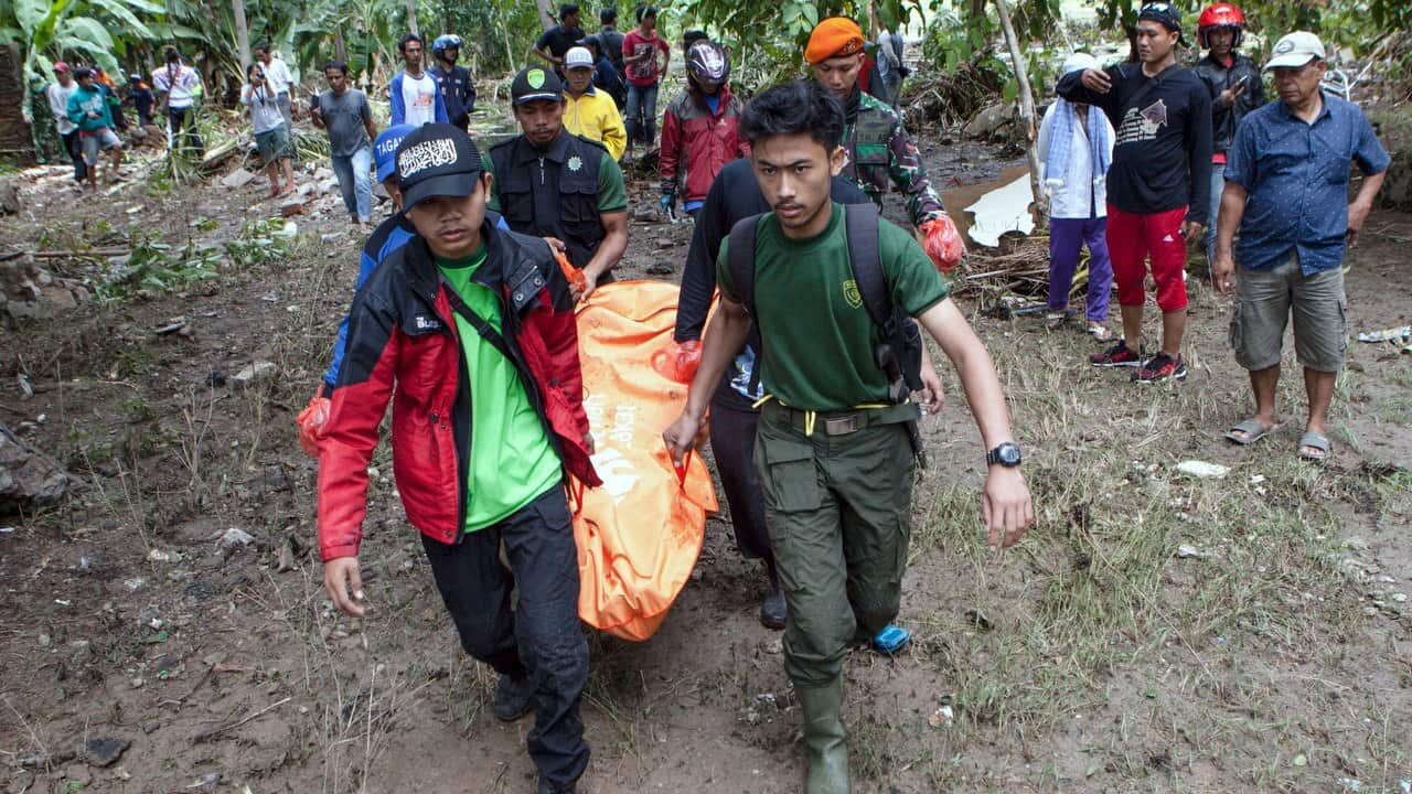 Indonesian volunteers carry a body after a tsunami on Anyer Beach in Karang Sugara village, Anyer, Banten, Indonesia.