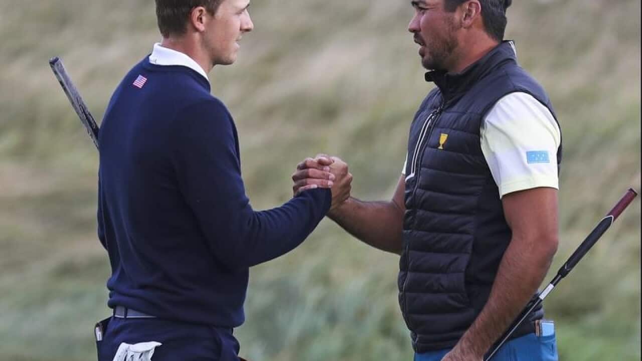 Golfers Jordan Spieth (l) and Jason Day
