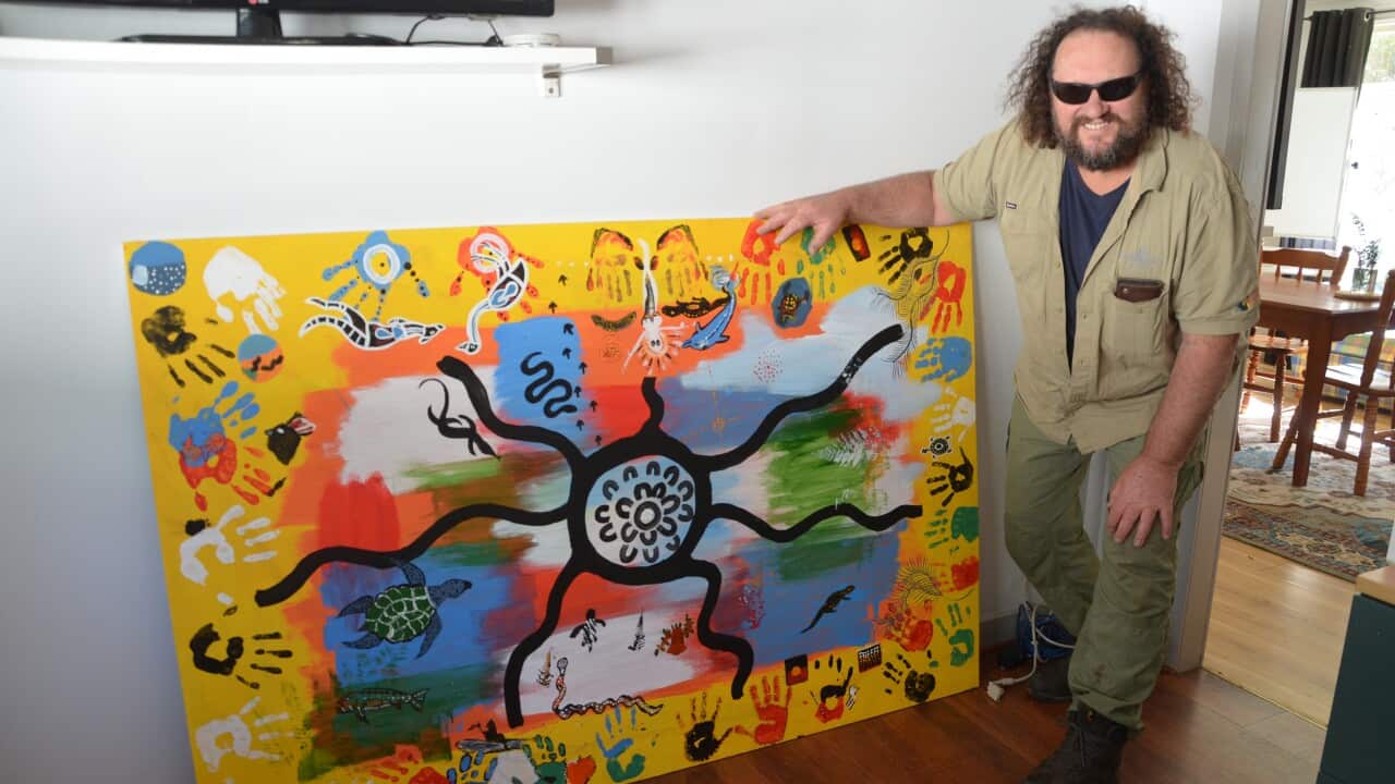 Trevor Evans mit dem Kunstwerk der Kinder