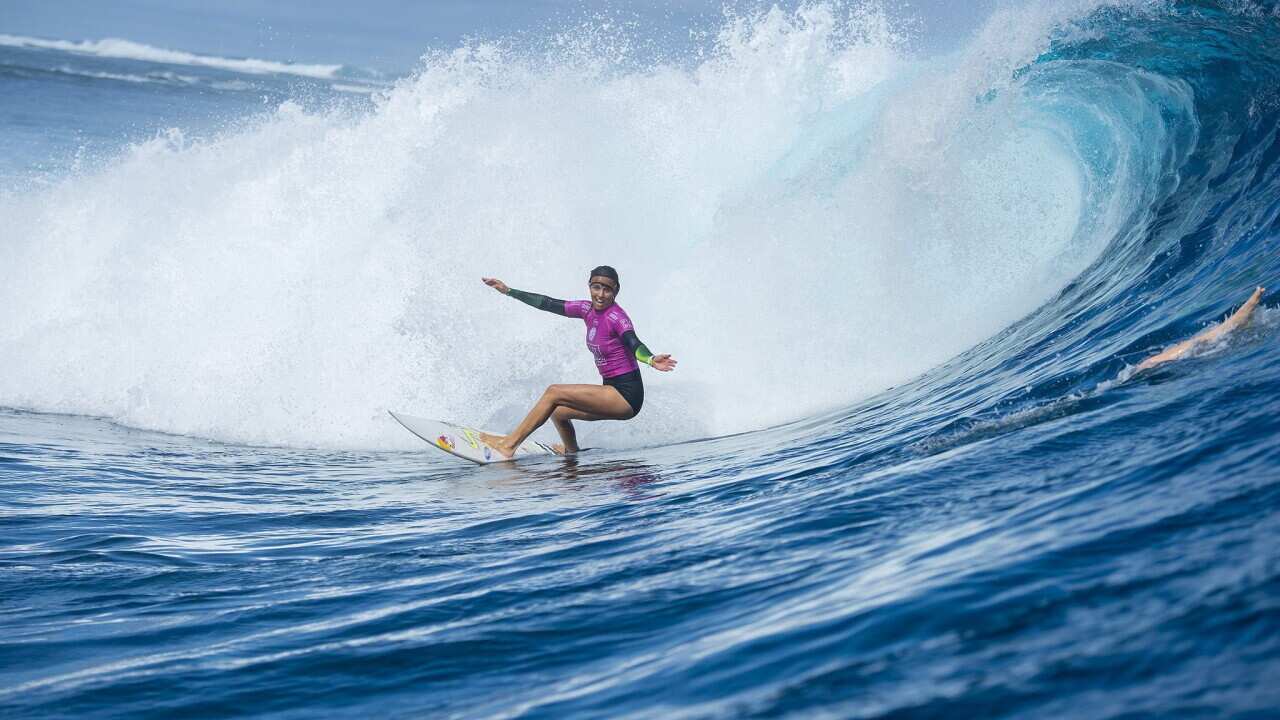 epa04782336 Australian surfer Sally Fitzgibbons in action during the Fiji Womens Pro surfing event as part of the World Surf League in Fiji, 04 June 2015. EPA/KIRSTIN SCHOLTZ - WSL HANDOUT EDITORIAL USE ONLY/NO SALES