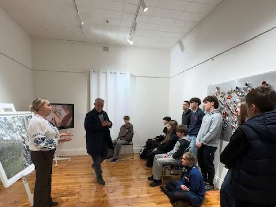 Українська мисткиня Наталія Буженко розповідає про творчу виставку студентам матурального курсу української школи у Південній Австралії..jpg