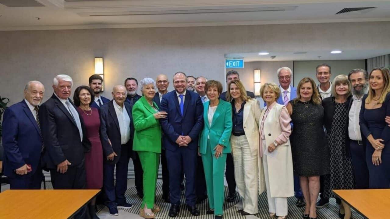 Φόρτωμας Φίλιππος με ομογενείς.jpg