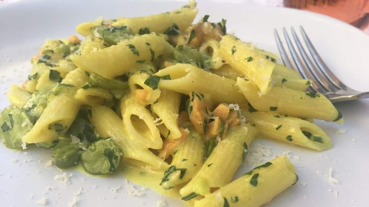 Penne rigate con fave e salmone