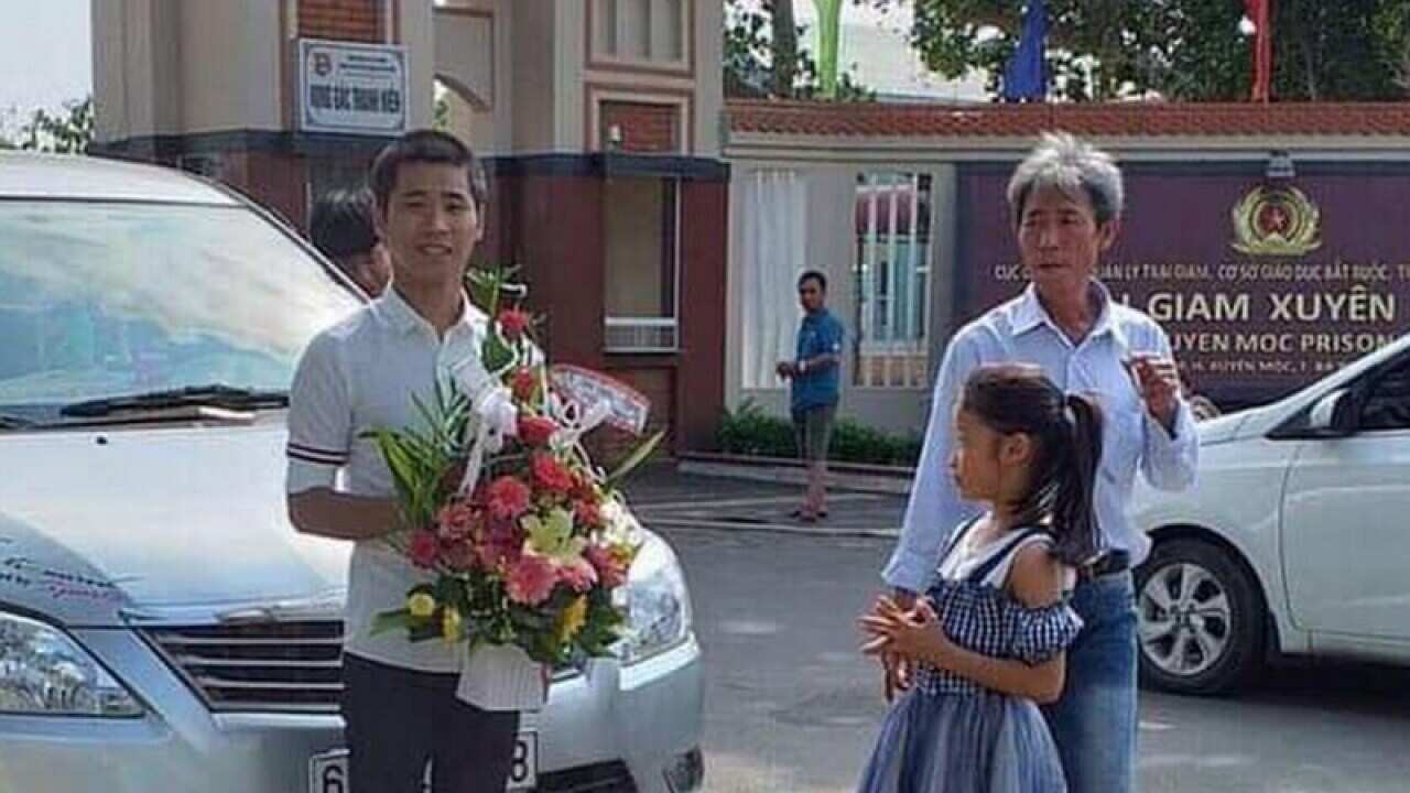 Hồ Công Di ôm hoa trước Trại Giam Xuyên Mộc ngày ra tù