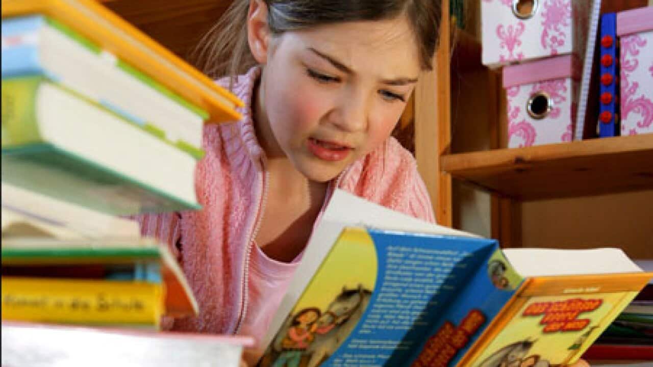 kid_reading_books_091027_B_epa_1024533899
