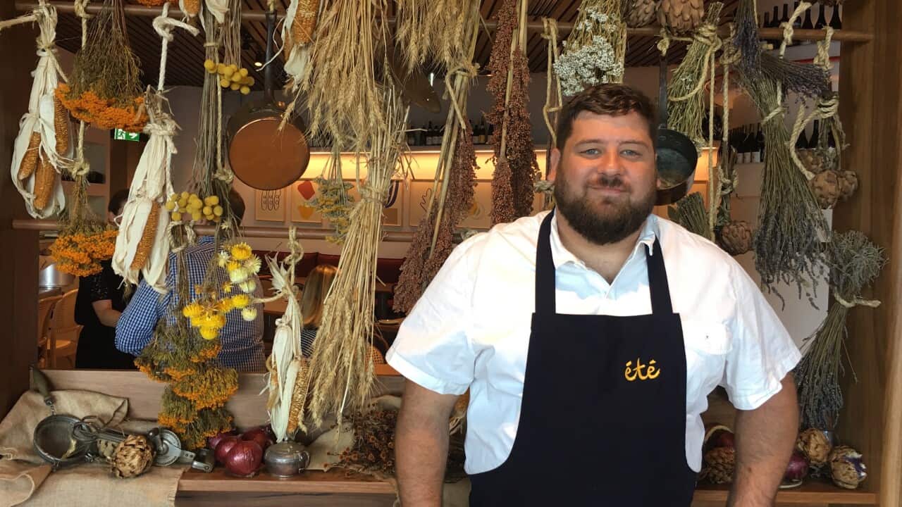 Drew Bolton devant son "live wall" dans son restaurant, à Barangaroo