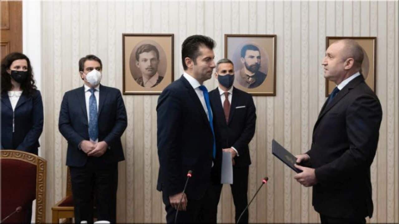 Президентът Радев връчва мандата за съставяне на правителство на Кирил Петков.