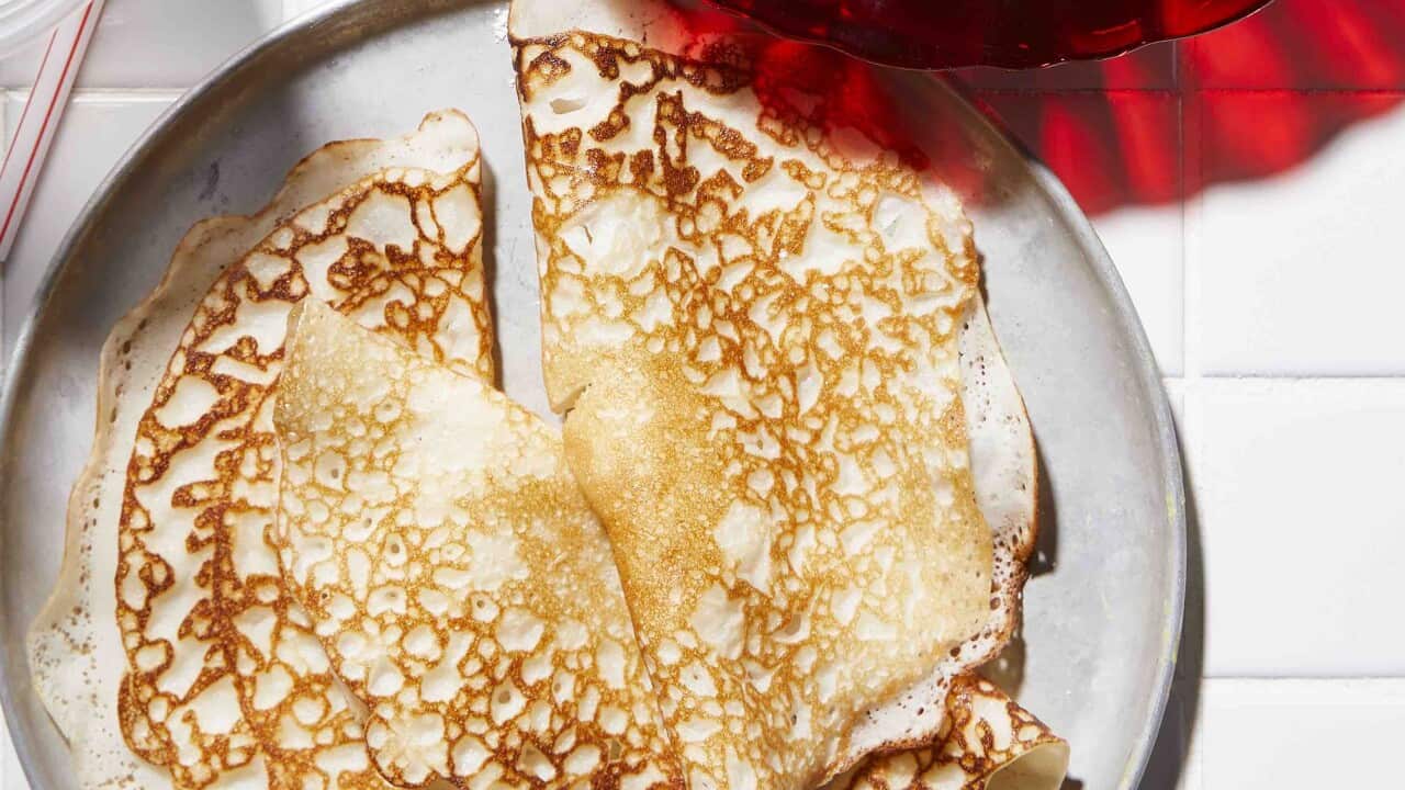 Apom lenggang (Crispy sweet crêpes)